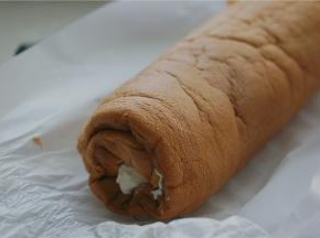 将卷好的蛋糕冷藏定型一个晚上，隔天拿出来享用就可以。