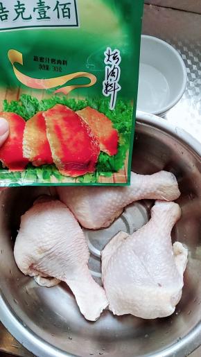 以上材料准备好，鸡腿洗净。