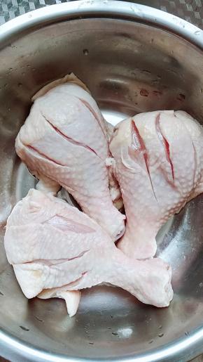 鸡腿太大，用刀在每个鸡腿上都划几刀