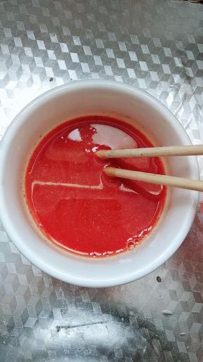 把烤肉料和水1:1比较搅匀。