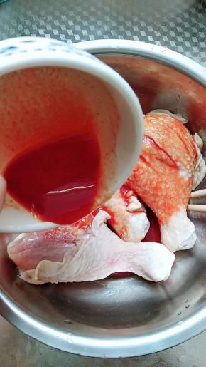 倒进鸡腿中，抓匀，盖保鲜膜冷藏5小时左右。（我冷藏了一夜）