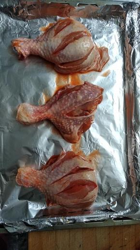 烤盘铺锡纸，刷层油，把鸡腿摆上，烤箱上下火230℃预热五分钟，中间翻一次面，烤30分钟左右。（视自家温度为准）