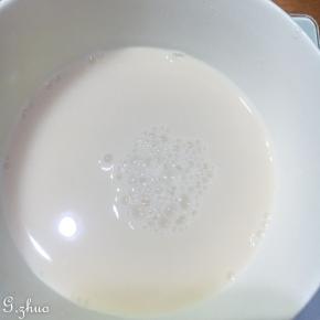 以上配方可用学厨8寸不粘平底锅配合操作。
酵母加温水搅拌化开备用。