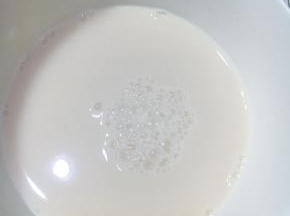 以上配方可用学厨8寸不粘平底锅配合操作。
酵母加温水搅拌化开备用。