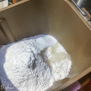 粉类加砂糖与食盐用开水搅拌烫面（我用面包桶操作）