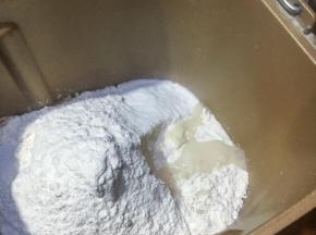 粉类加砂糖与食盐用开水搅拌烫面（我用面包桶操作）