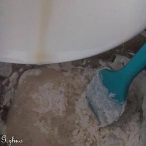 加入温水搅拌好的酵母液和鸡蛋。