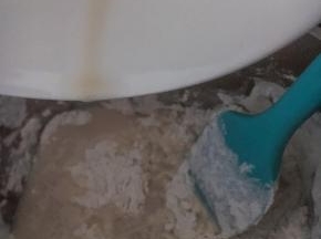 加入温水搅拌好的酵母液和鸡蛋。