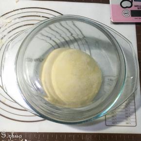 取出揉好的面团常温下醒发酵一个半小时，