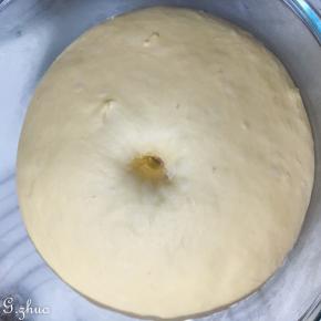 发酵至1倍大且戳洞不回缩的状态即可取出排气。