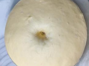 发酵至1倍大且戳洞不回缩的状态即可取出排气。