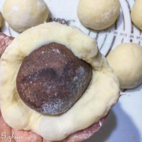 面团和豆沙各分隔成9等份，揉至光滑面团压扁包入豆沙，用虎口的方法包入豆沙馅收口搓圆。掌心可适当拍少许干面粉更易操作，