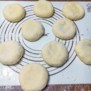 用掌心的力量轻微按压扁平，发酵半小时。如图。