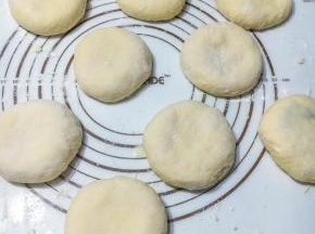 用掌心的力量轻微按压扁平，发酵半小时。如图。