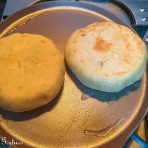 不粘平底锅放少许食用油，加热后转小火，放入豆沙饼，转动饼使底部受热均匀定型后翻至另一面，两面小火煎至金黄即可。