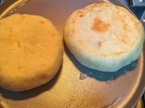 不粘平底锅放少许食用油，加热后转小火，放入豆沙饼，转动饼使底部受热均匀定型后翻至另一面，两面小火煎至金黄即可。