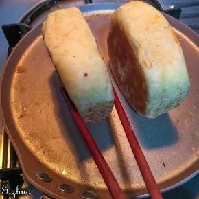 侧面借助筷子也可煎至上色。