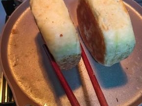 侧面借助筷子也可煎至上色。