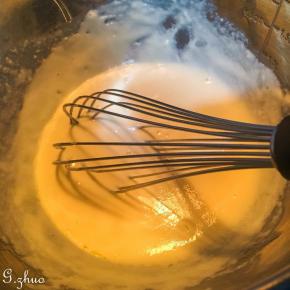 以上配方适用于学厨7寸加高模具一份用量。
牛奶奶油奶酪和黄油放入盆中融热水完全融化均匀。
