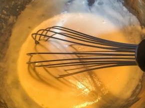 以上配方适用于学厨7寸加高模具一份用量。
牛奶奶油奶酪和黄油放入盆中融热水完全融化均匀。
