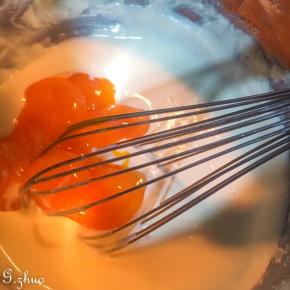 加入鸡蛋黄拌匀（这里要说明一下，配方中的鸡蛋带壳只有45克，如果用大个头的鸡蛋只需6个即可）