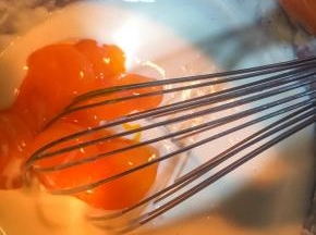 加入鸡蛋黄拌匀（这里要说明一下，配方中的鸡蛋带壳只有45克，如果用大个头的鸡蛋只需6个即可）