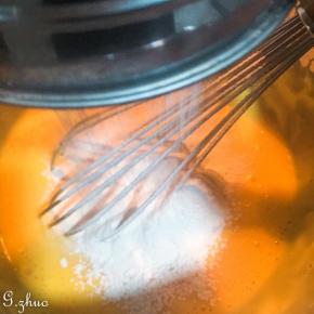 过筛入蛋糕粉再次拌匀，放一旁备用。