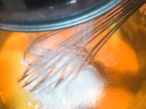 过筛入蛋糕粉再次拌匀，放一旁备用。