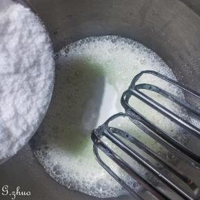 蛋清装入无水无油的盆中，加入柠檬汁细砂糖分3次加入打发至湿性发泡。