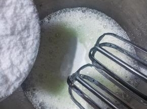 蛋清装入无水无油的盆中，加入柠檬汁细砂糖分3次加入打发至湿性发泡。
