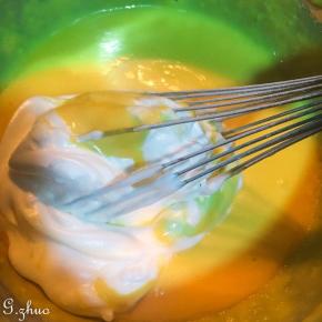 取三分之一拌入蛋黄糊拌匀。