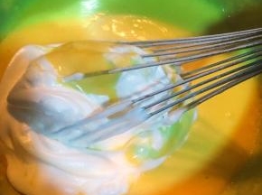 取三分之一拌入蛋黄糊拌匀。