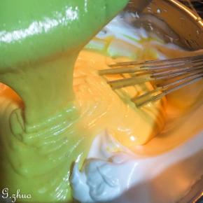 拌匀后再倒回蛋清中继续翻拌均匀。