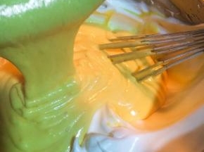 拌匀后再倒回蛋清中继续翻拌均匀。