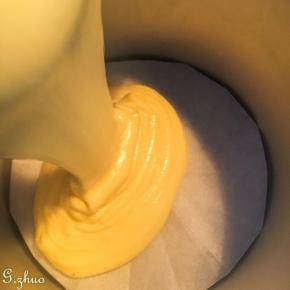 学厨模具底部垫入圆形的油纸。翻拌好的面糊倒入模具中轻振2次。模具上拱起锡纸覆盖表面，模具底部可包裹两层锡纸，以免水份进入。