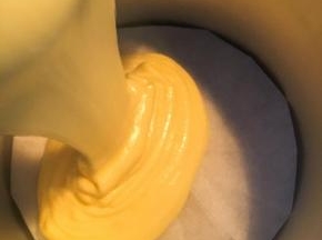 学厨模具底部垫入圆形的油纸。翻拌好的面糊倒入模具中轻振2次。模具上拱起锡纸覆盖表面，模具底部可包裹两层锡纸，以免水份进入。