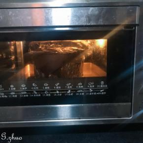 烤盘装入温水，没过烤盘底部即可，东菱烤箱上下火160度预热5分钟后放入模具，中下层烘烤1小时，1小时后取掉表面锡纸再烘烤15分钟，出炉后无需倒扣，稍微冷却后翻扣即可取出。