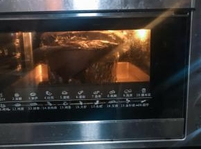 烤盘装入温水，没过烤盘底部即可，东菱烤箱上下火160度预热5分钟后放入模具，中下层烘烤1小时，1小时后取掉表面锡纸再烘烤15分钟，出炉后无需倒扣，稍微冷却后翻扣即可取出。