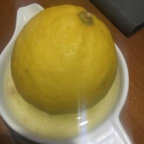 以上配方适用于学厨金色16连杯不粘迷你玛德琳蛋糕模具一份用量
柠檬洗净，刨下皮屑挤出汁水过滤备用，
