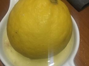 以上配方适用于学厨金色16连杯不粘迷你玛德琳蛋糕模具一份用量
柠檬洗净，刨下皮屑挤出汁水过滤备用，
