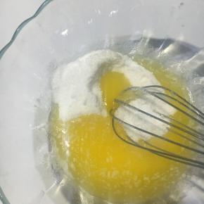 黄油隔热水融化加入细砂糖搅拌融化。