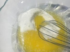 黄油隔热水融化加入细砂糖搅拌融化。