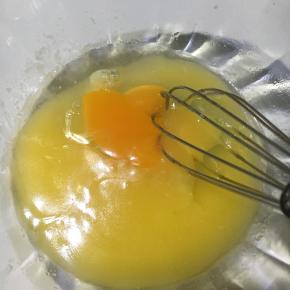 拌匀的黄油加入一个鸡蛋再次搅匀。