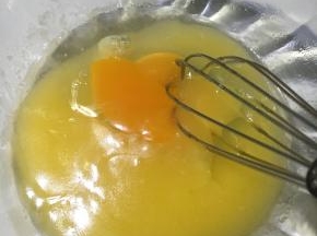 拌匀的黄油加入一个鸡蛋再次搅匀。