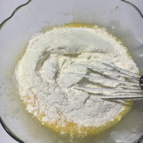 过筛低粉，奶粉，泡打粉至黄油鸡蛋糊中，拌匀即可，无需过多搅拌。