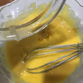 拌匀的面糊倒入10克的柠檬汁和柠檬皮屑拌匀。