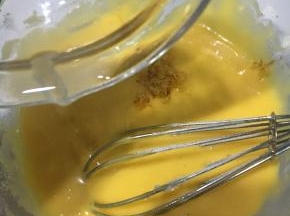 拌匀的面糊倒入10克的柠檬汁和柠檬皮屑拌匀。