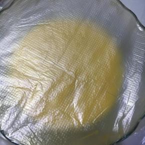 盖上保鲜膜放入冰箱冷藏1小时后取出烘烤。