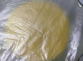 盖上保鲜膜放入冰箱冷藏1小时后取出烘烤。