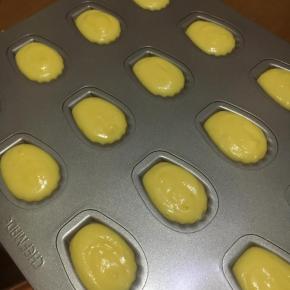 冷藏后的玛德琳面糊装入裱花袋，挤入玛德琳烤盘，学厨烤盘无需抹油，也无需撒粉。